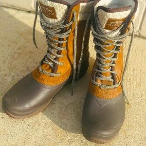 The North Face neutral winter boots, size 8.5